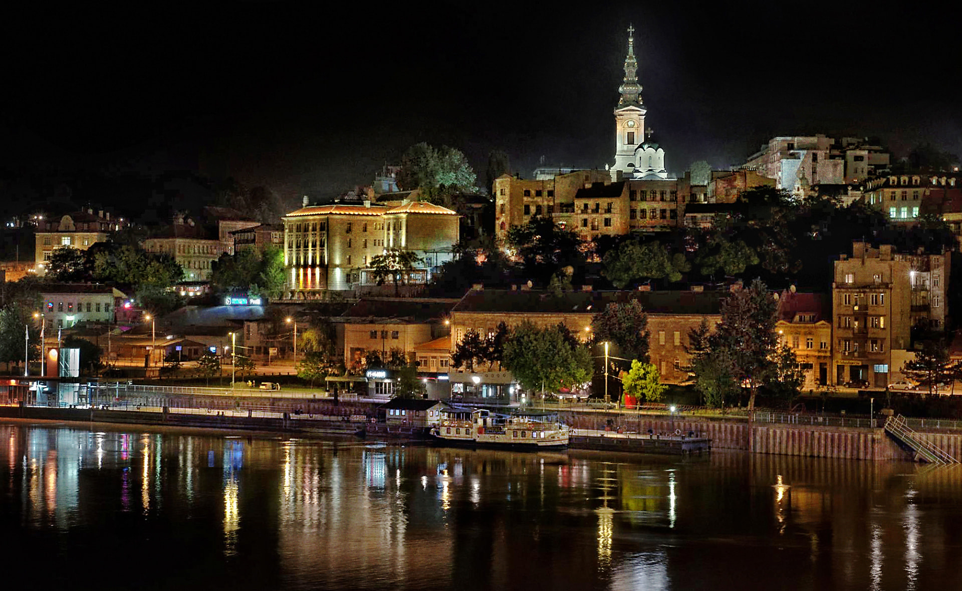 Osvetljena obala i stari grad Beograda noću